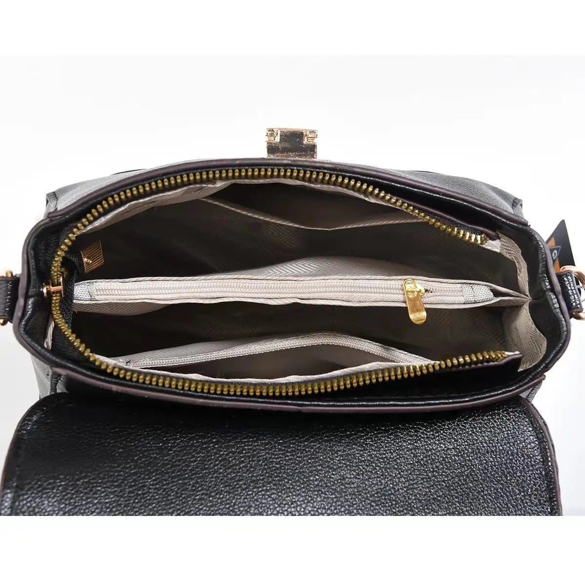 Carry all your essentials in style with this large capacity woman's handbag. Featuring both shoulder bag and crossbody options, this versatile accessory is perfect for everyday use and can accommodate your belongings with ease. -