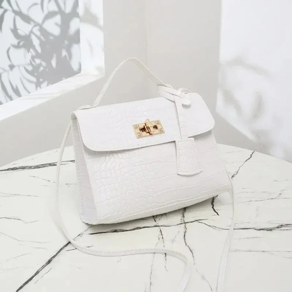 This set of women's bags combines both style and functionality with a blend of elegant messenger and handbag designs. Perfect for carrying your essentials stylishly and efficiently, this set offers the best of both worlds in one chic collection. -