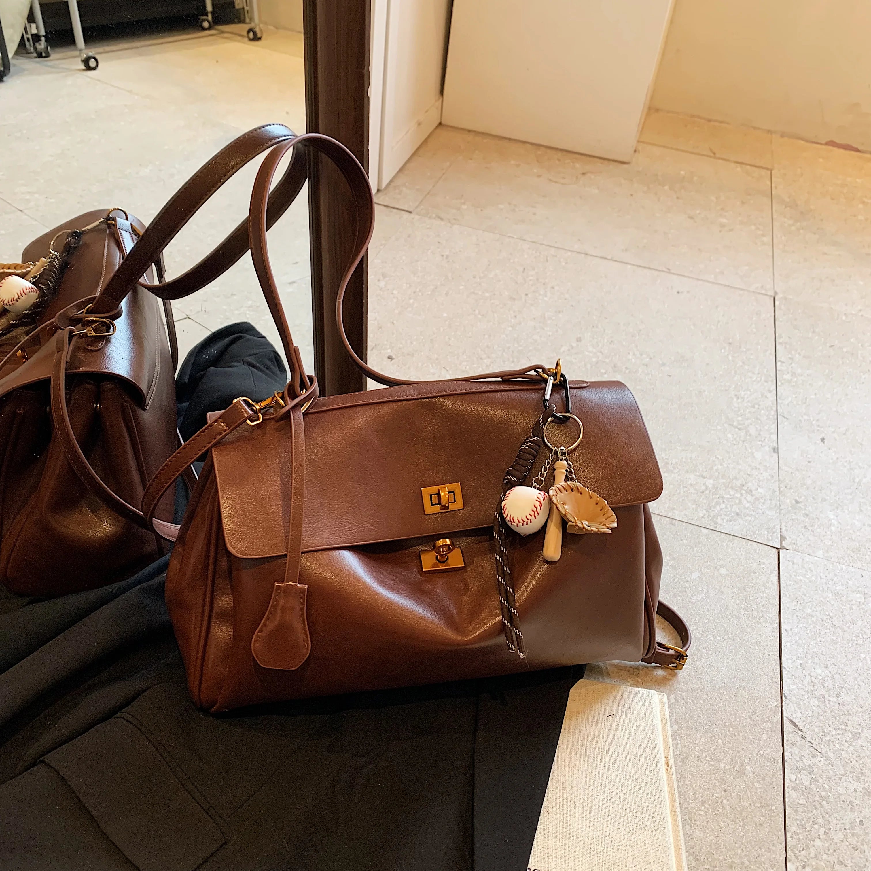 Carry your essentials in style with this high-grade under the armpit tote bag, perfect for commuting to work. -