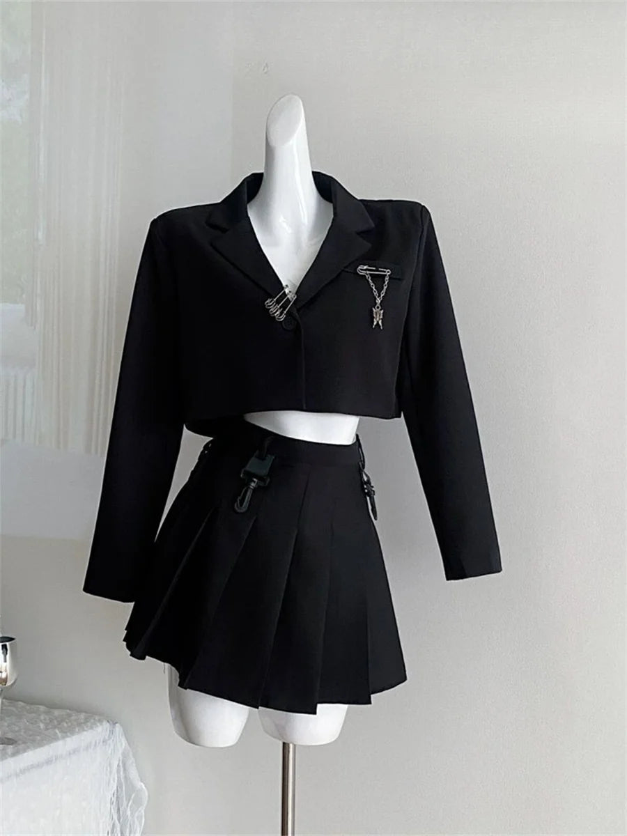 Make a statement with these loose-fit blazers for women featuring trendy chain designs—fashion-forward and effortlessly chic! -