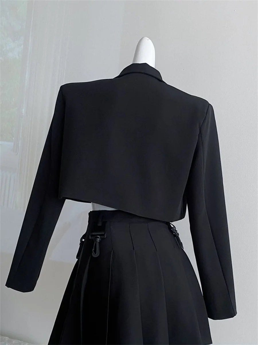 Make a statement with these loose-fit blazers for women featuring trendy chain designs—fashion-forward and effortlessly chic! -