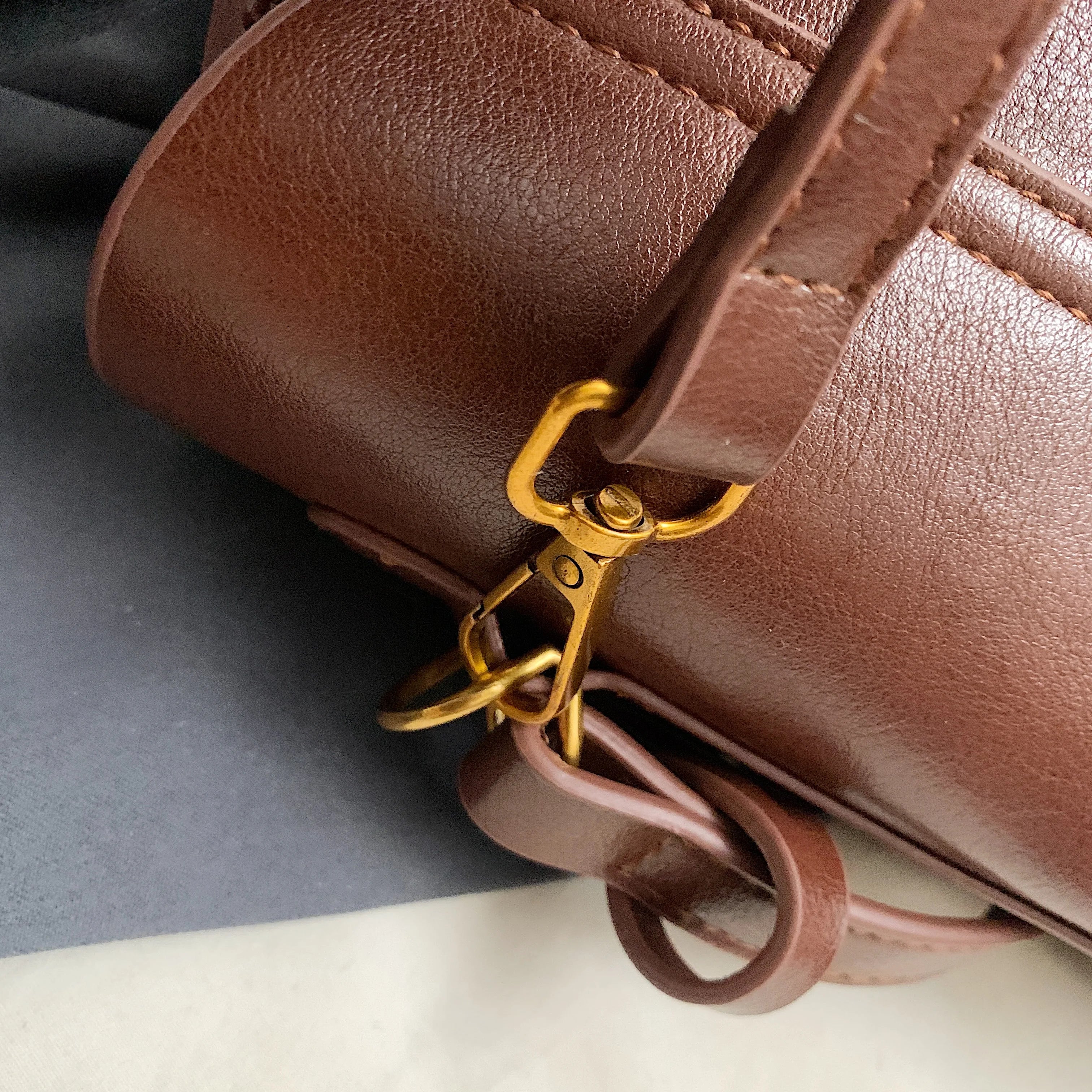 Carry your essentials in style with this high-grade under the armpit tote bag, perfect for commuting to work. -
