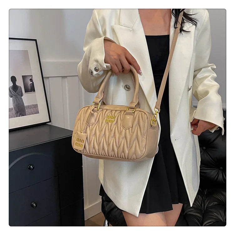 Stay stylish and organized with this new women's small square bag. With a versatile design that allows for multiple carrying options, this crossbody tote is perfect for daily use, providing both fashion and functionality in one chic accessory. -