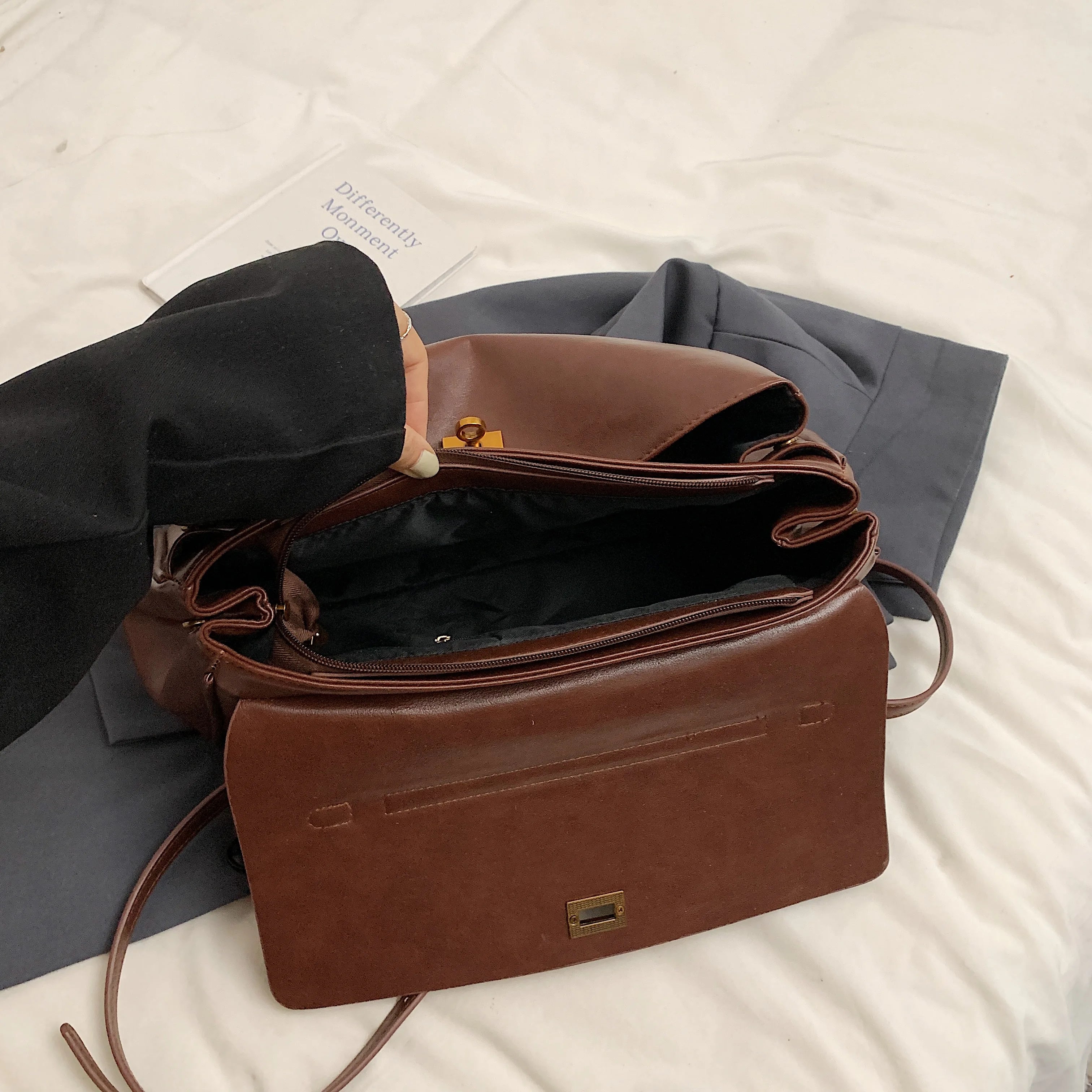 Carry your essentials in style with this high-grade under the armpit tote bag, perfect for commuting to work. -