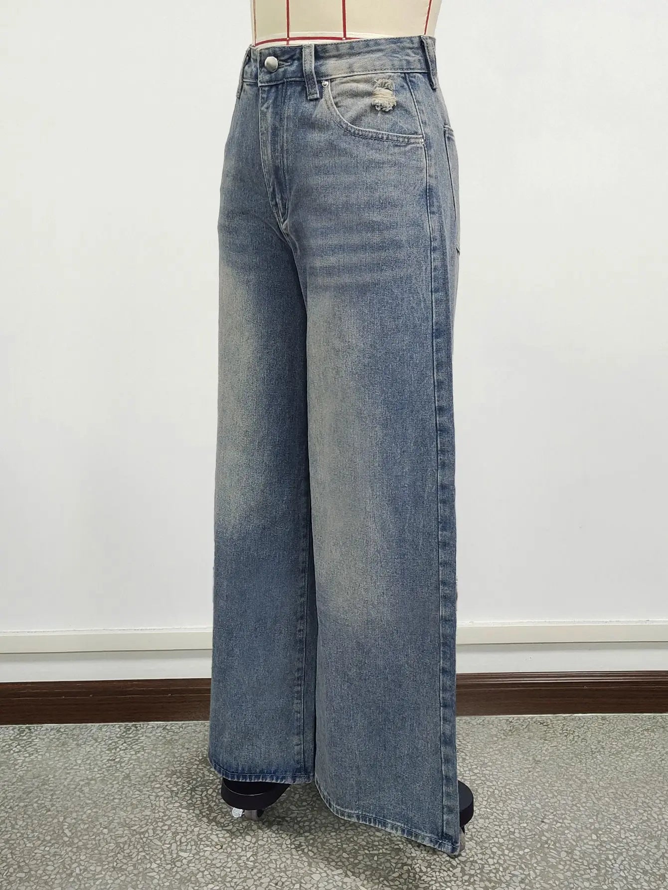 Stay cool and comfy in these trendy baggy jeans for women! -