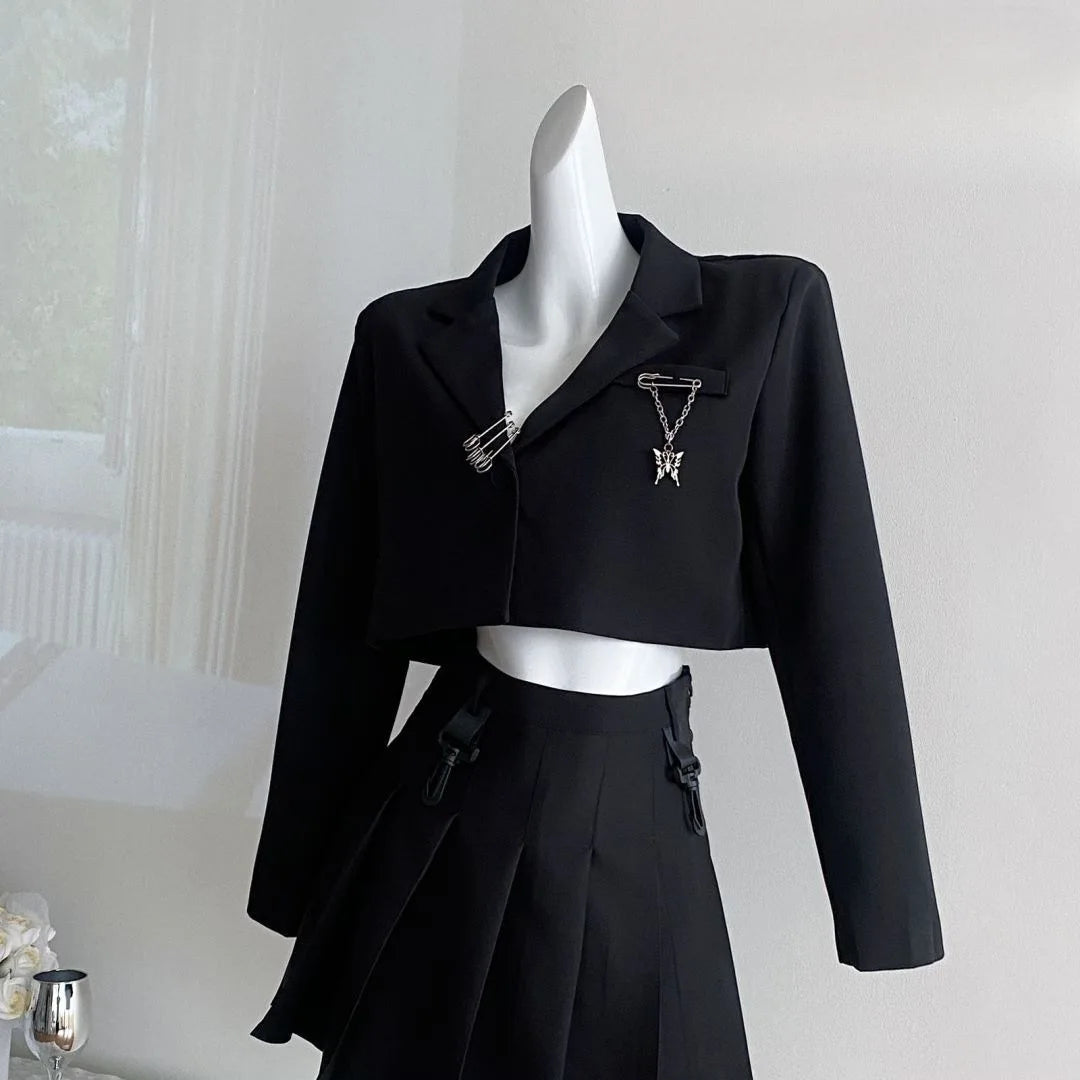 Make a statement with these loose-fit blazers for women featuring trendy chain designs—fashion-forward and effortlessly chic! -