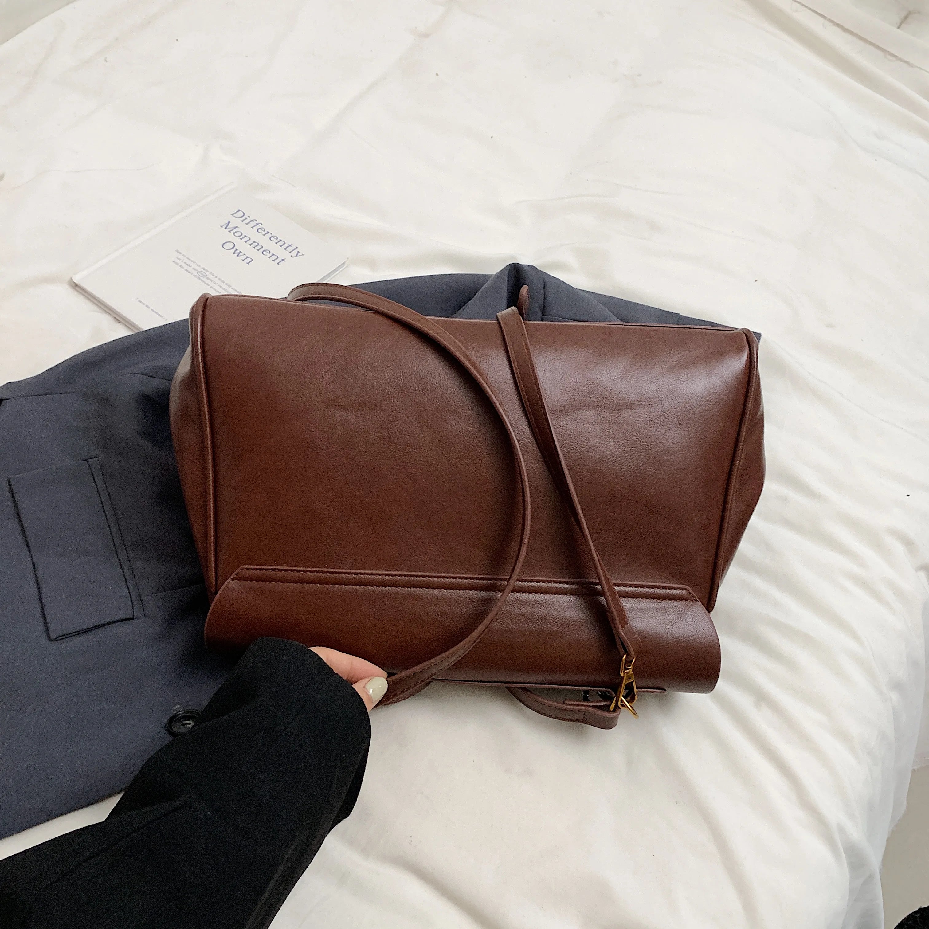 Carry your essentials in style with this high-grade under the armpit tote bag, perfect for commuting to work. -