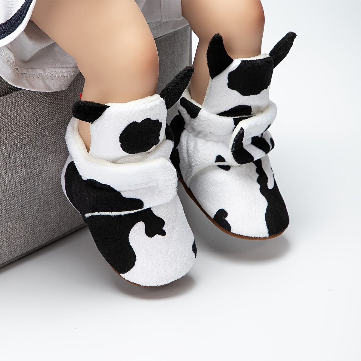 Keep tiny toes cozy with these newborn baby animal fleece socks-shoes—perfect for autumn and winter snuggles! -
