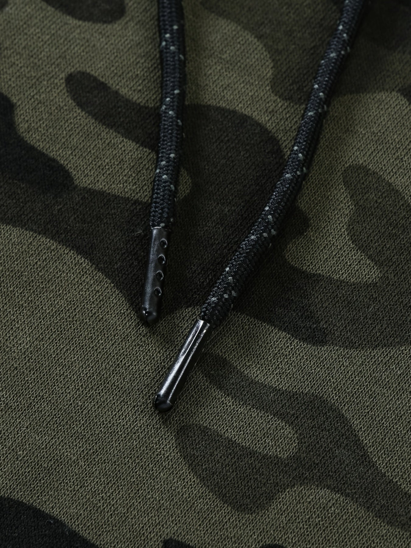 Stay cozy and cool in this hooded men's camouflage loose pullover fleece! -