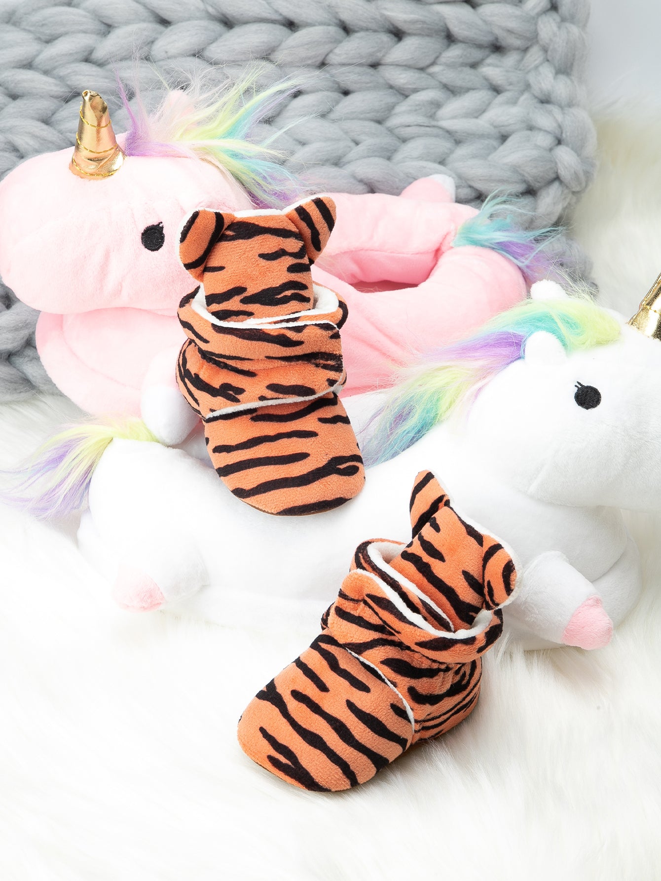 Keep tiny toes cozy with these newborn baby animal fleece socks-shoes—perfect for autumn and winter snuggles! -