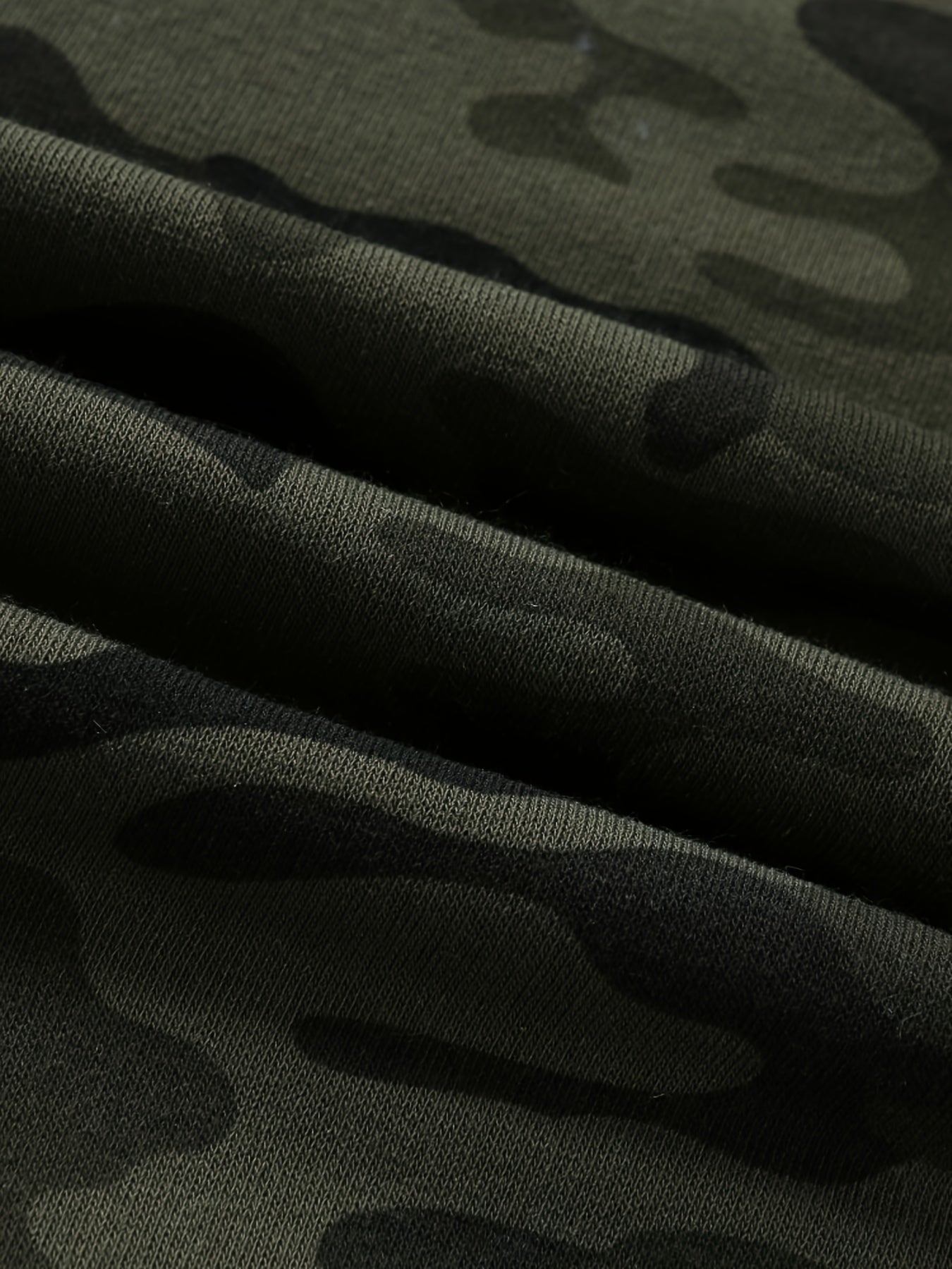 Stay cozy and cool in this hooded men's camouflage loose pullover fleece! -