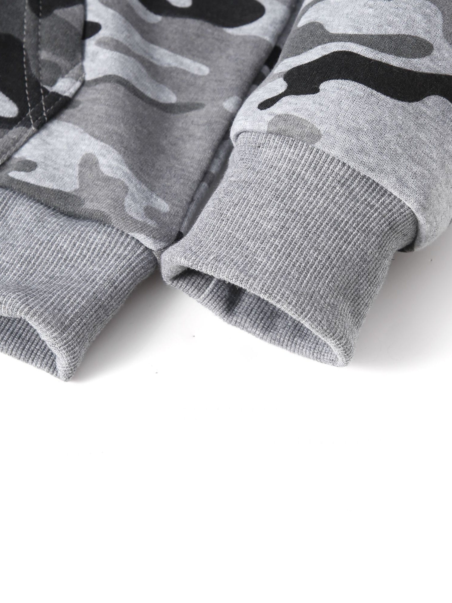 Stay cozy and cool in this hooded men's camouflage loose pullover fleece! -