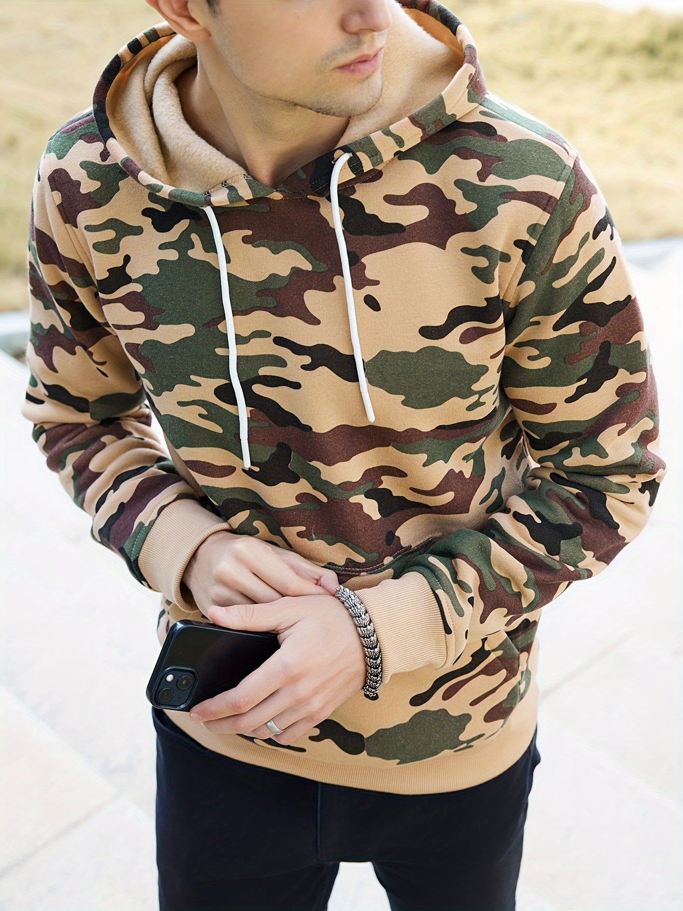 Stay cozy and cool in this hooded men's camouflage loose pullover fleece! -
