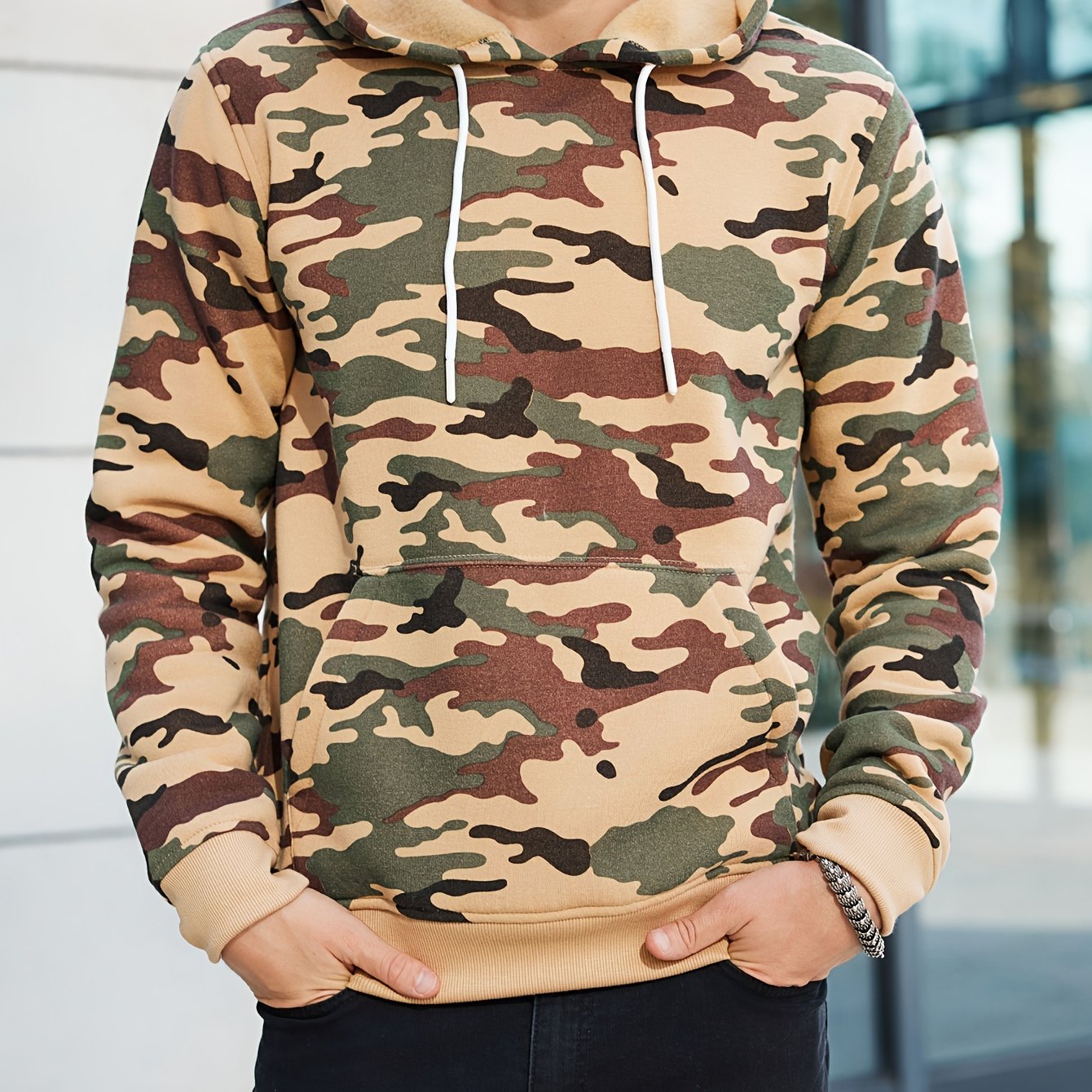 Stay cozy and cool in this hooded men's camouflage loose pullover fleece! -