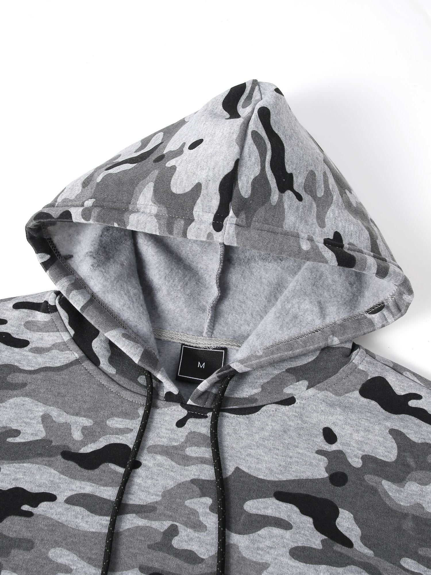 Stay cozy and cool in this hooded men's camouflage loose pullover fleece! -