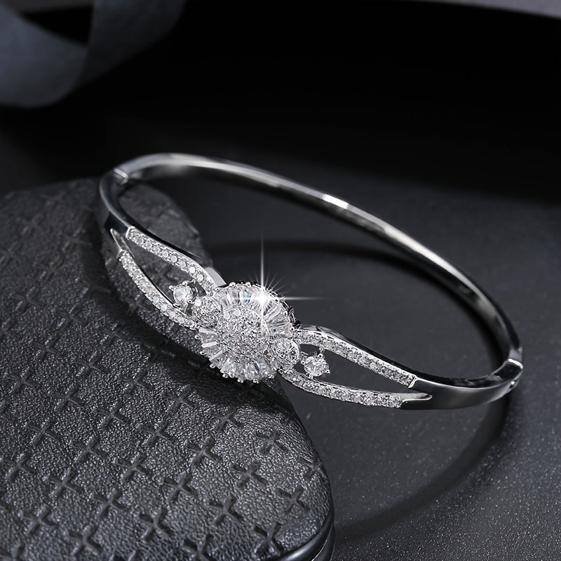 Elegant And Sophisticated Zirconia Bracelet With A Trendy And Minimalist Design, Exuding A Sense Of Luxury And Fashion. -