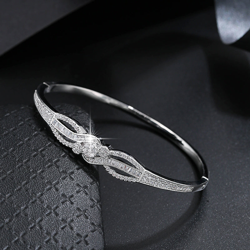 Women's Elegant Golden-Tone Bracelet - Interlocking Loop Design with Sparkling Accent Stones, Everyday & Party Jewelry for Formal Casual Outfits - Year-Round Luxury Accessory, Synthetic Zirconia Stone Embellishments, Highend -