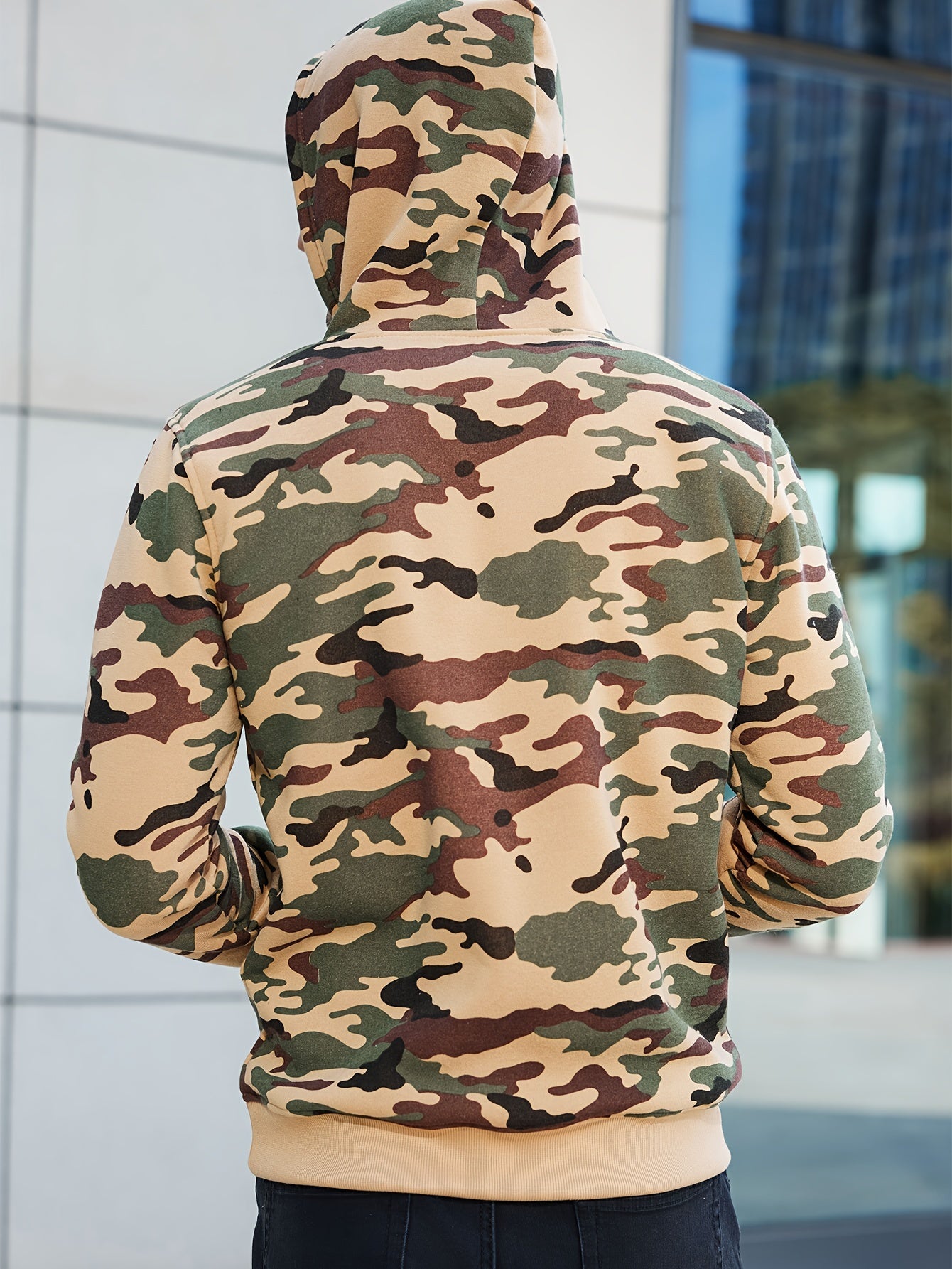 Stay cozy and cool in this hooded men's camouflage loose pullover fleece! -