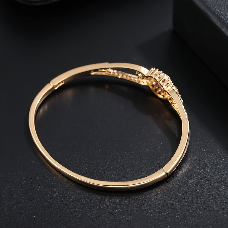 Elegant And Sophisticated Zirconia Bracelet With A Trendy And Minimalist Design, Exuding A Sense Of Luxury And Fashion. -