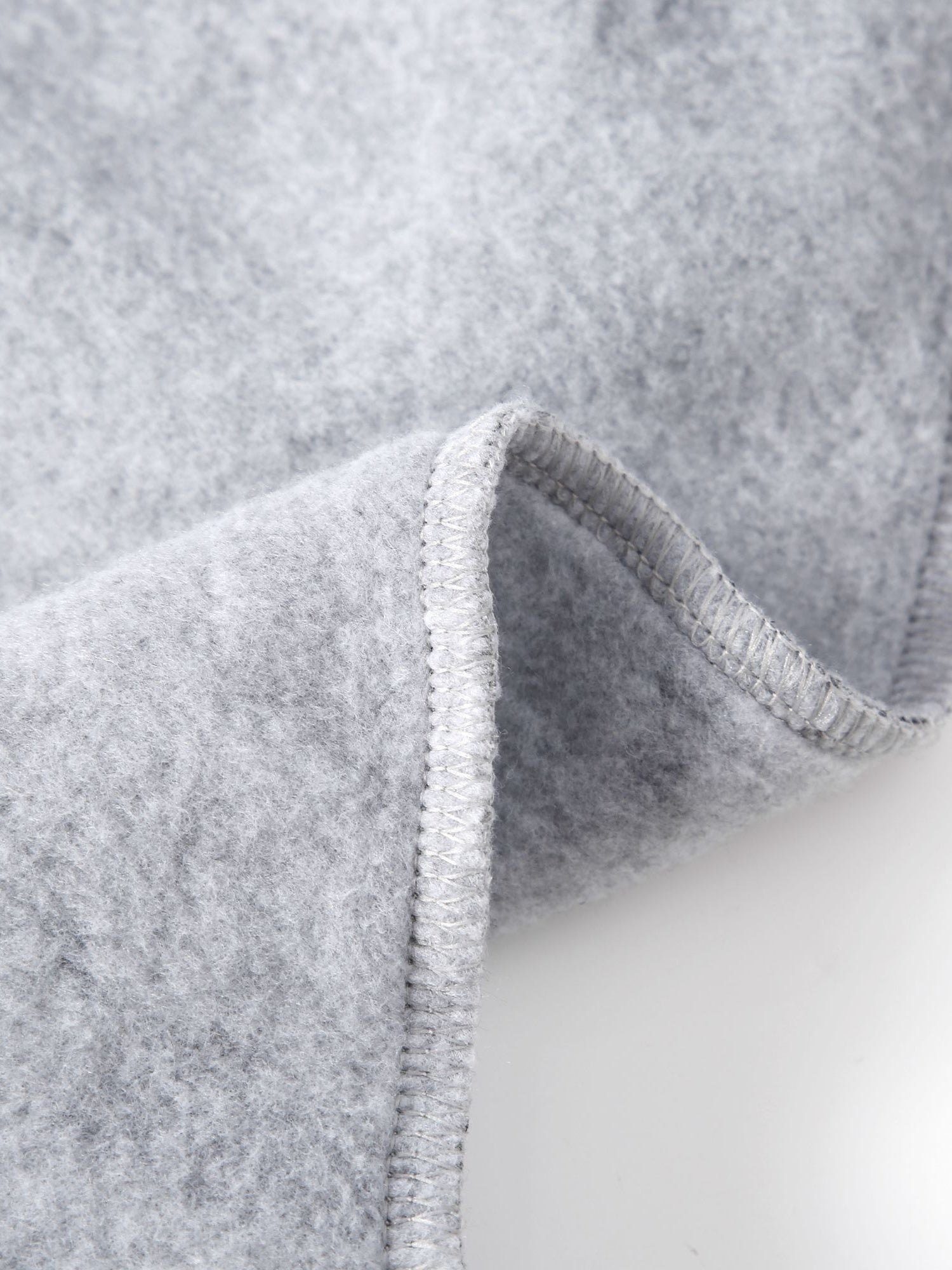 Stay cozy and cool in this hooded men's camouflage loose pullover fleece! -