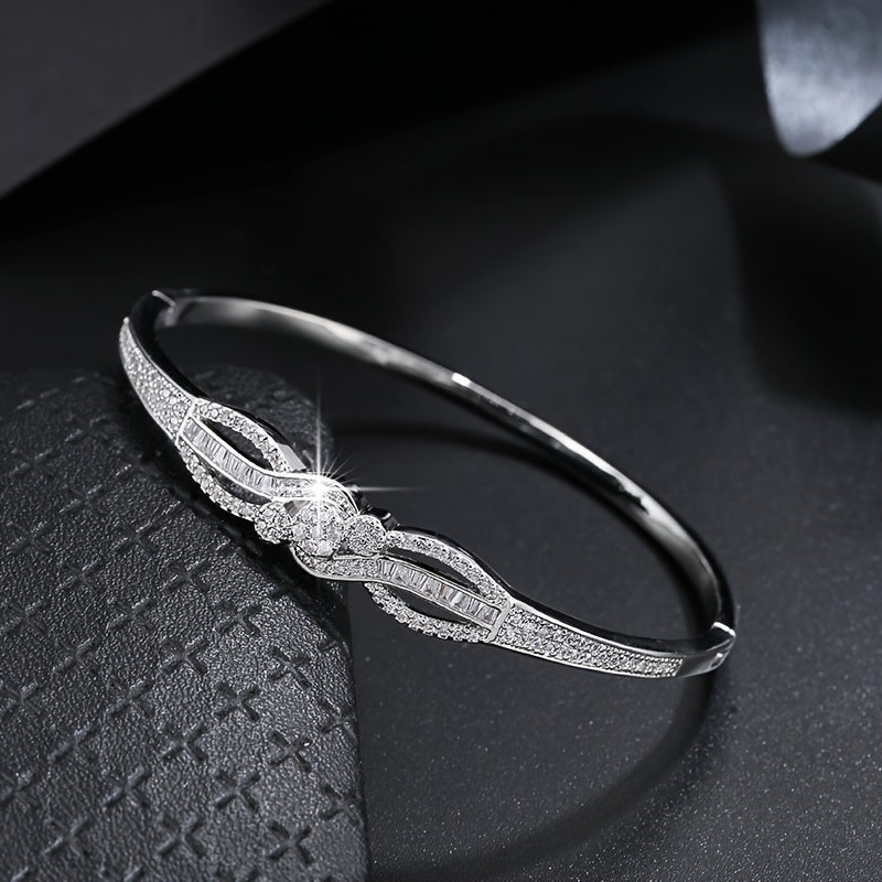 Women's Elegant Golden-Tone Bracelet - Interlocking Loop Design with Sparkling Accent Stones, Everyday & Party Jewelry for Formal Casual Outfits - Year-Round Luxury Accessory, Synthetic Zirconia Stone Embellishments, Highend -