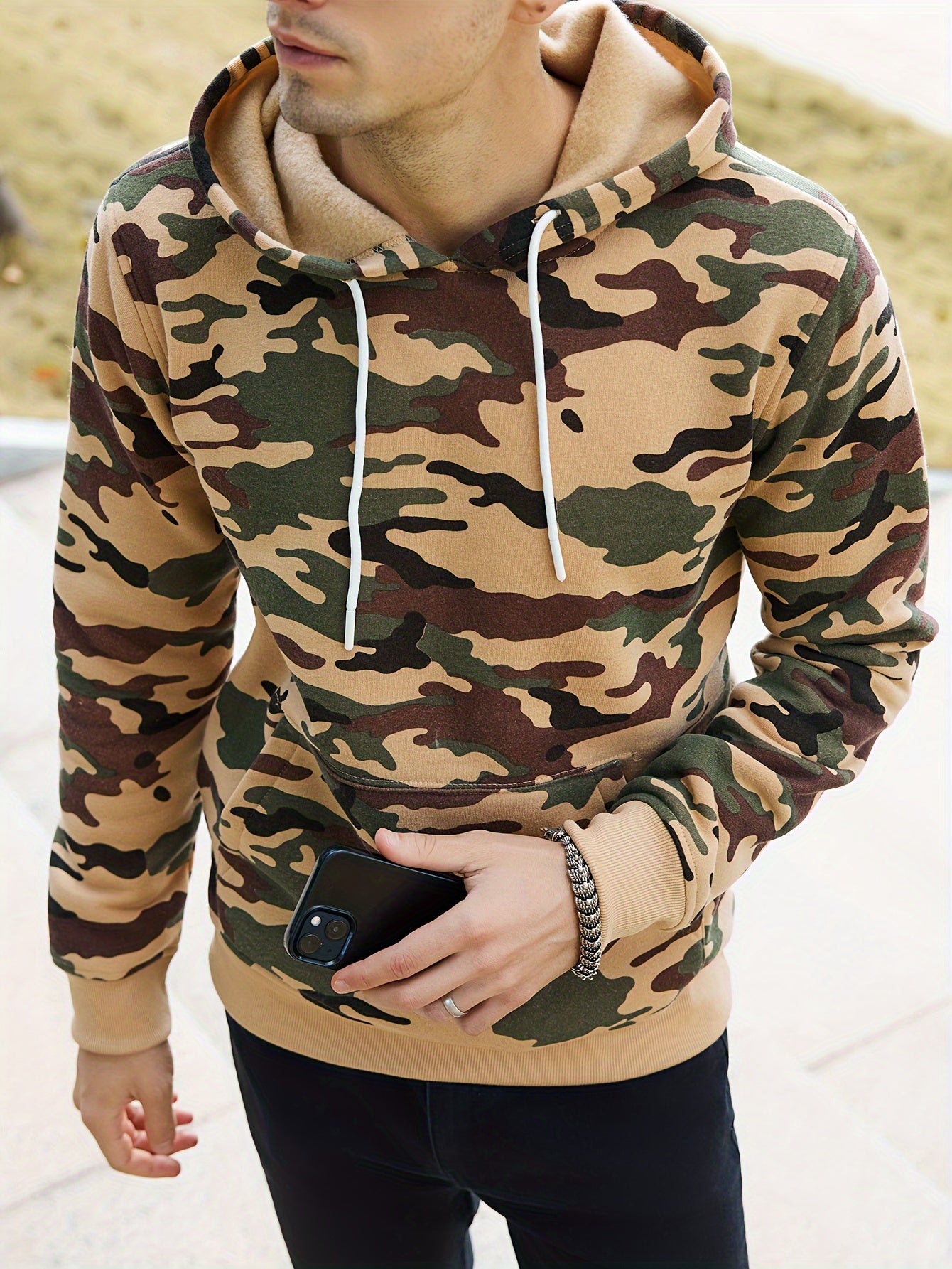 Stay cozy and cool in this hooded men's camouflage loose pullover fleece! -