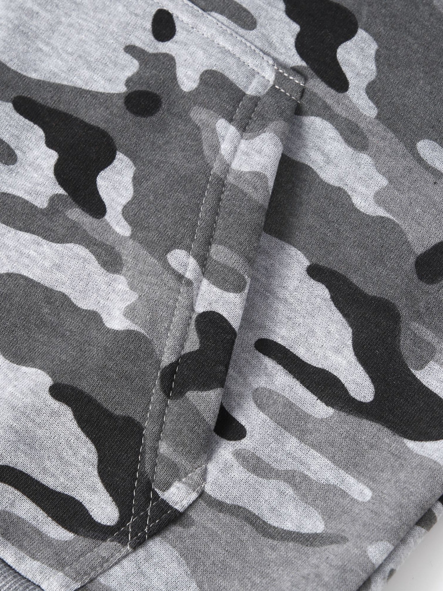 Stay cozy and cool in this hooded men's camouflage loose pullover fleece! -