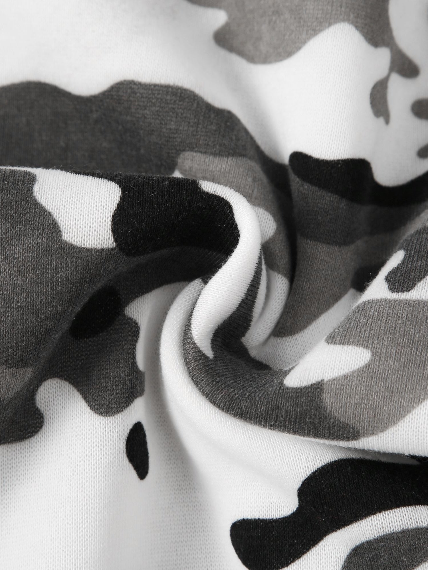 Stay cozy and cool in this hooded men's camouflage loose pullover fleece! -