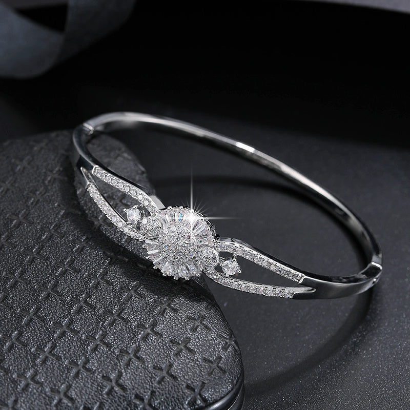 Elegant And Sophisticated Zirconia Bracelet With A Trendy And Minimalist Design, Exuding A Sense Of Luxury And Fashion. -