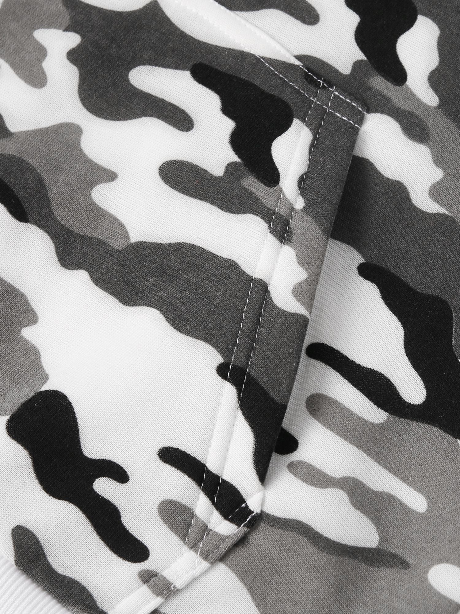 Stay cozy and cool in this hooded men's camouflage loose pullover fleece! -