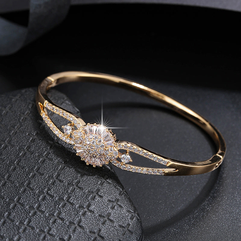 Elegant And Sophisticated Zirconia Bracelet With A Trendy And Minimalist Design, Exuding A Sense Of Luxury And Fashion. -