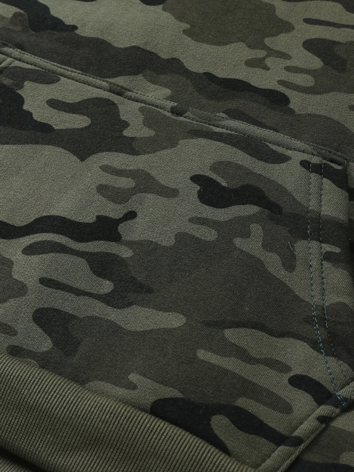 Stay cozy and cool in this hooded men's camouflage loose pullover fleece! -