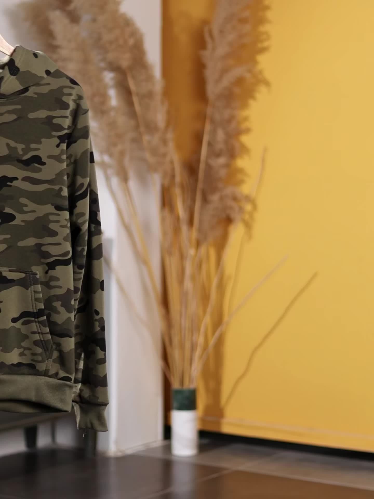 Stay cozy and cool in this hooded men's camouflage loose pullover fleece! -
