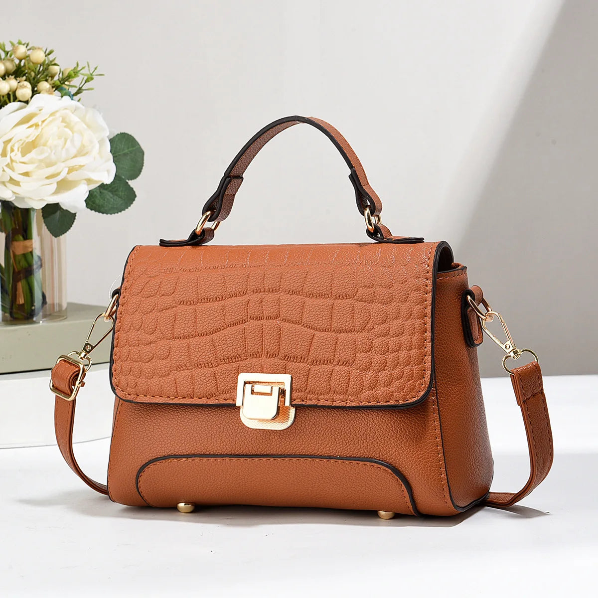 Carry all your essentials in style with this large capacity woman's handbag. Featuring both shoulder bag and crossbody options, this versatile accessory is perfect for everyday use and can accommodate your belongings with ease. -