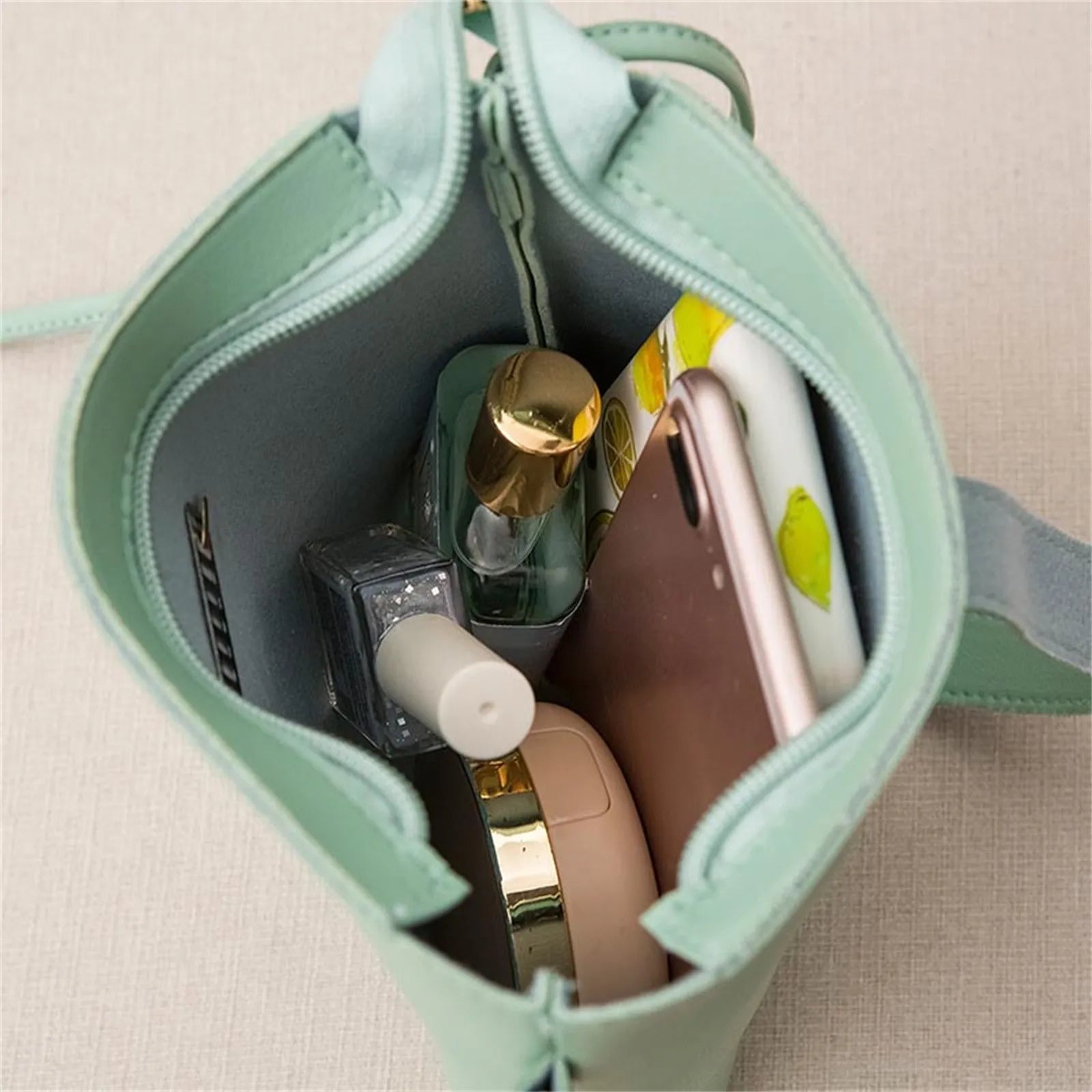 Stay on trend with this fashionable drawstring lady bag, featuring a stylish cross-border design and casual letter detail. Perfect for adding a chic and trendy touch to your outfit! -