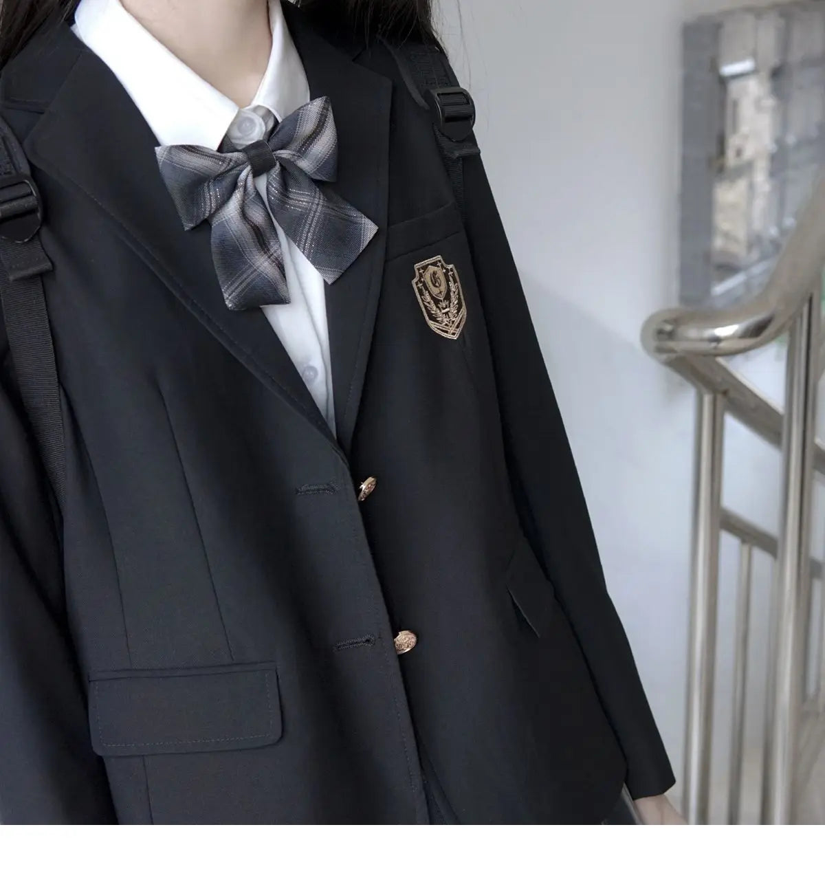 Elevate your look with this women's black single-breasted blazer featuring a sharp notched collar—timeless and versatile! -