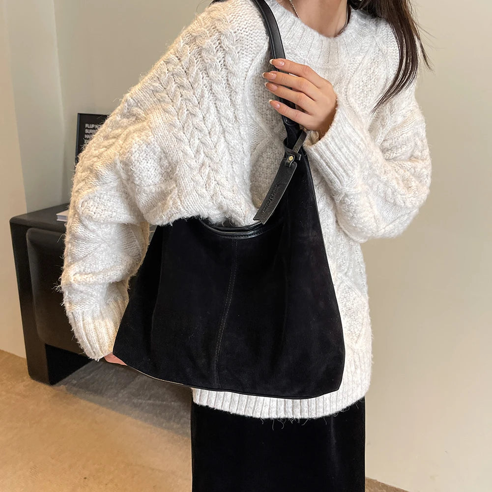 Elevate your style with this vintage shoulder bag, featuring a solid color design and large capacity. Perfect for the autumn-winter season, this handbag offers both fashion and functionality for your everyday essentials. -