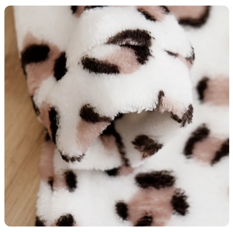 Keep your little ones stylish and cozy this spring with these leopard print flannel clothes—adorable cartoon designs great for baby boys and girls aged 0-18 months! -