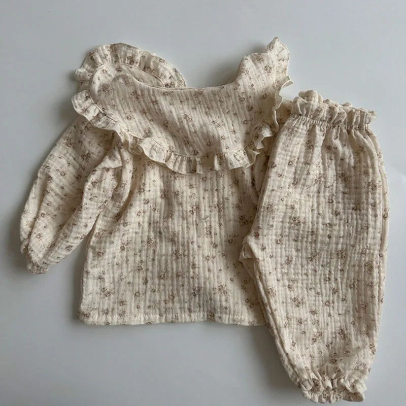 Keep your little ones comfy and cute in these organic cotton loose-fit baby pants—featuring playful tiger, bear, and floral prints perfect for boys and girls! -