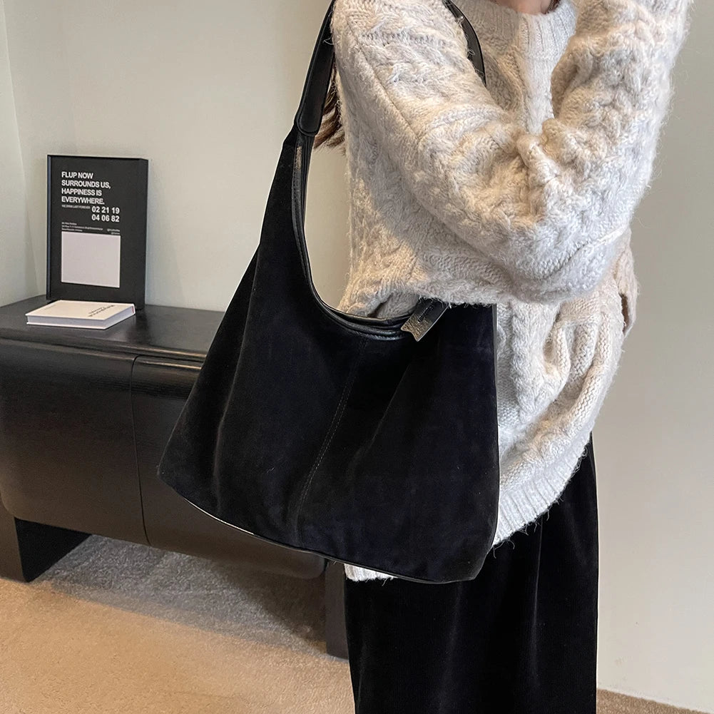 Elevate your style with this vintage shoulder bag, featuring a solid color design and large capacity. Perfect for the autumn-winter season, this handbag offers both fashion and functionality for your everyday essentials. -