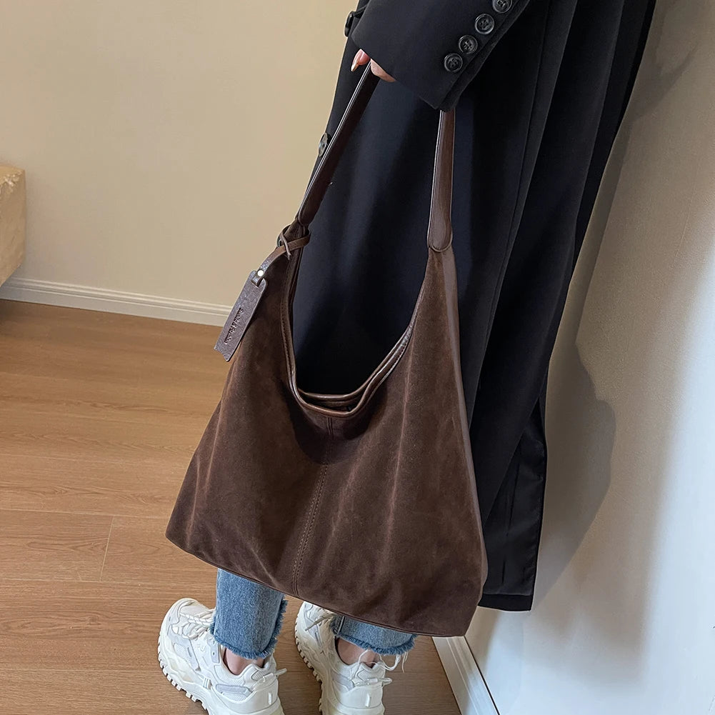 Elevate your style with this vintage shoulder bag, featuring a solid color design and large capacity. Perfect for the autumn-winter season, this handbag offers both fashion and functionality for your everyday essentials. -