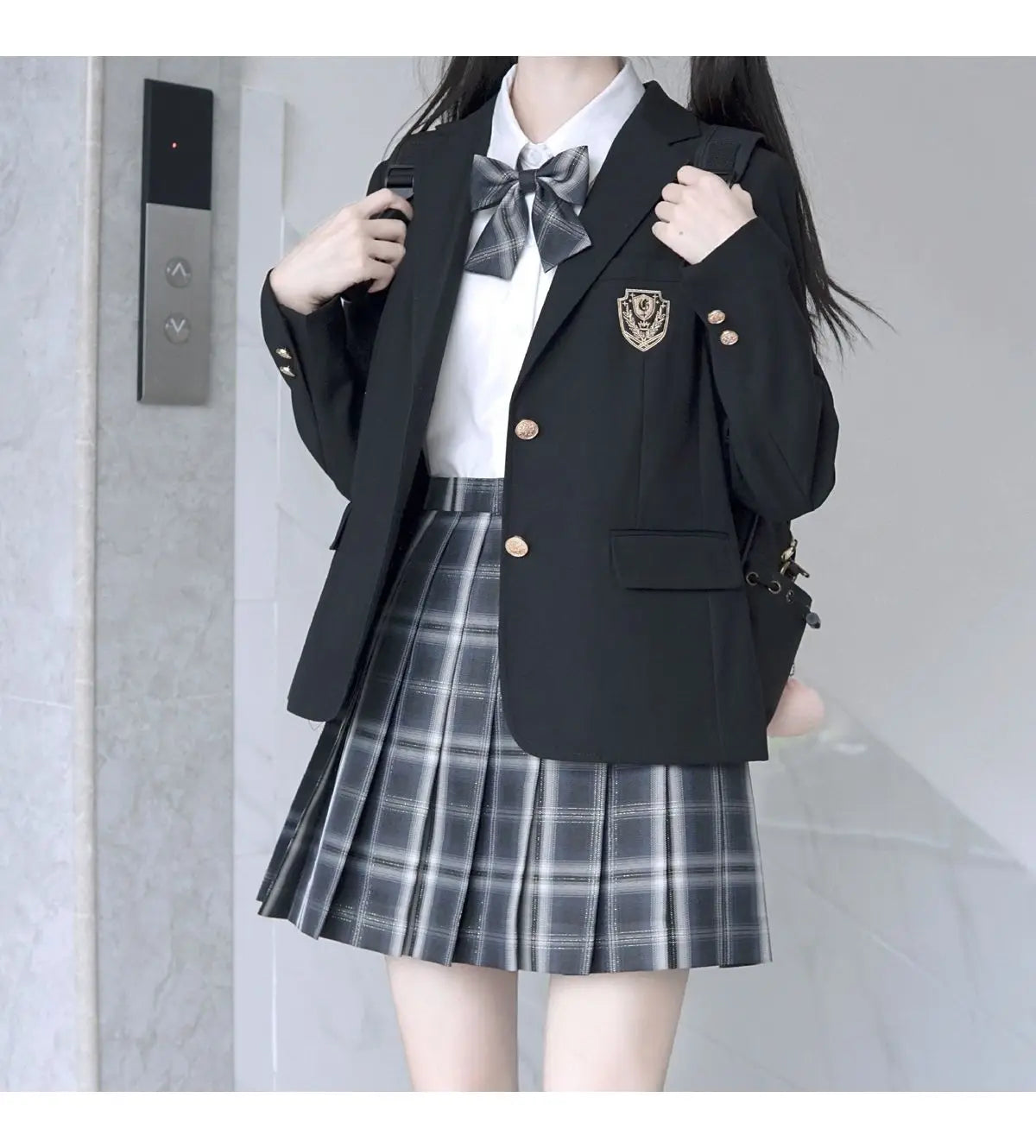 Elevate your look with this women's black single-breasted blazer featuring a sharp notched collar—timeless and versatile! -