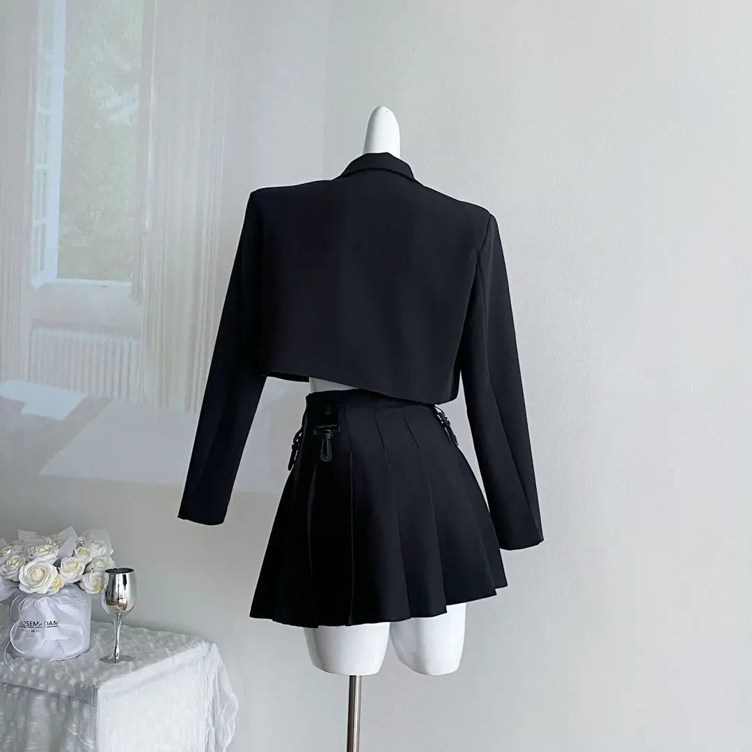 Make a statement with these loose-fit blazers for women featuring trendy chain designs—fashion-forward and effortlessly chic! -