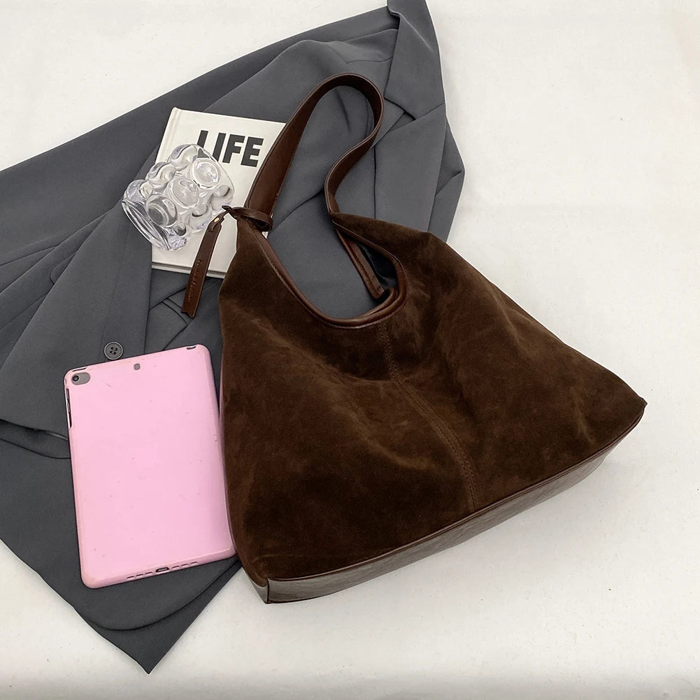 Elevate your style with this vintage shoulder bag, featuring a solid color design and large capacity. Perfect for the autumn-winter season, this handbag offers both fashion and functionality for your everyday essentials. -