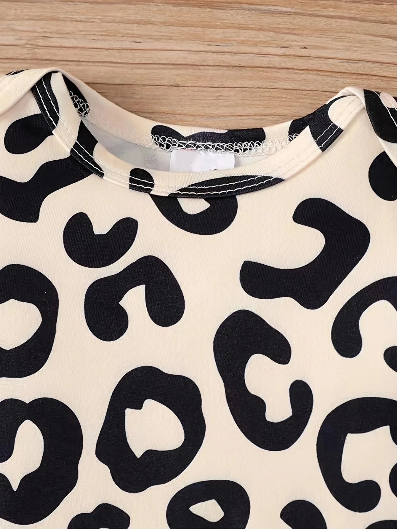 Keep your baby girl stylish with this adorable leopard print short-sleeved outfit! -