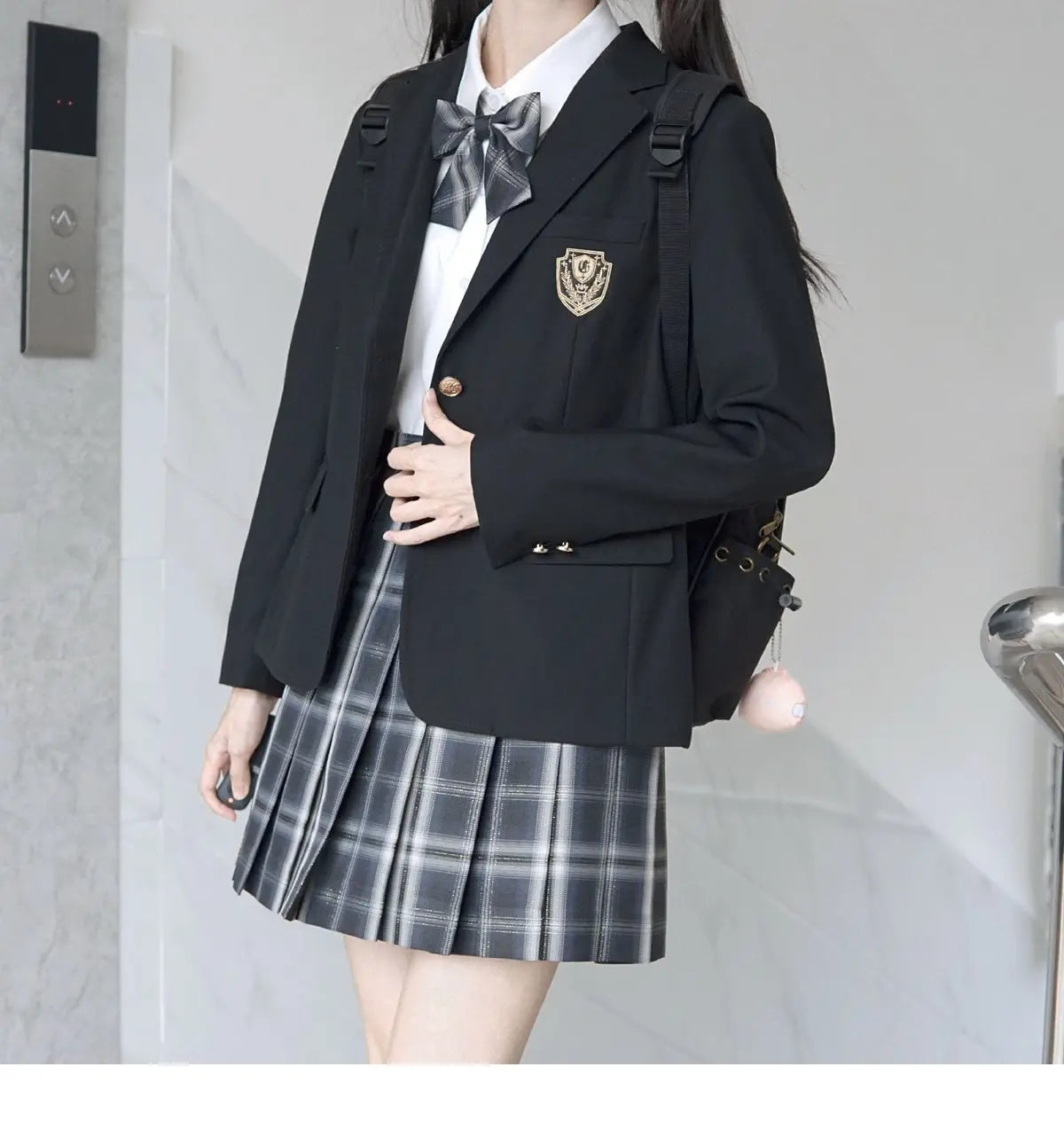 Elevate your look with this women's black single-breasted blazer featuring a sharp notched collar—timeless and versatile! -