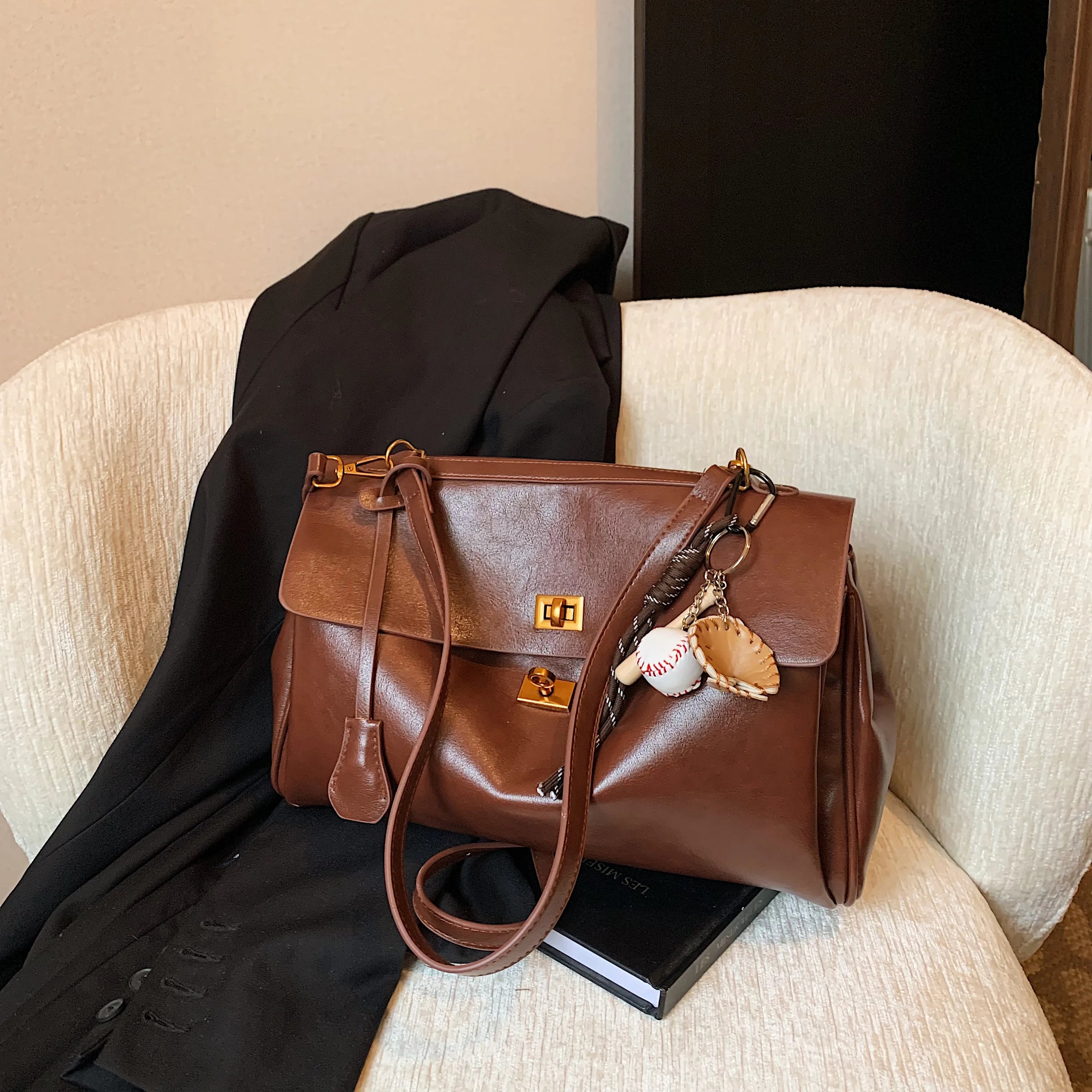 Carry your essentials in style with this high-grade under the armpit tote bag, perfect for commuting to work. -