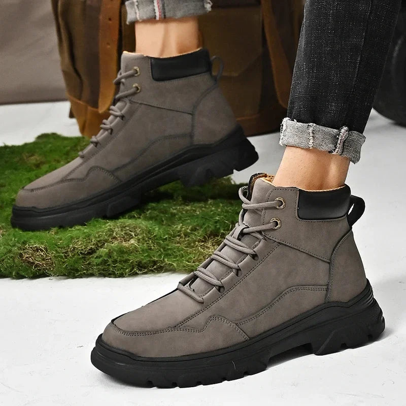 Stay comfortable and stylish with these men's boots designed with a simple and comfortable design. Ideal for everyday wear and versatile enough to pair with various outfits. -