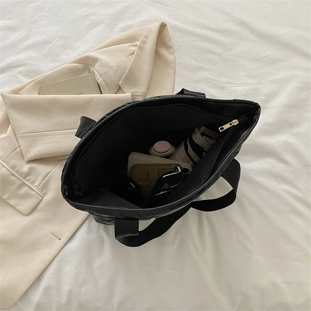 Stay stylish and organized with this fashion women's tote bag. Featuring a large capacity and cotton-padded design, this chic accessory is perfect for women who prioritize both style and functionality in their handbag. -