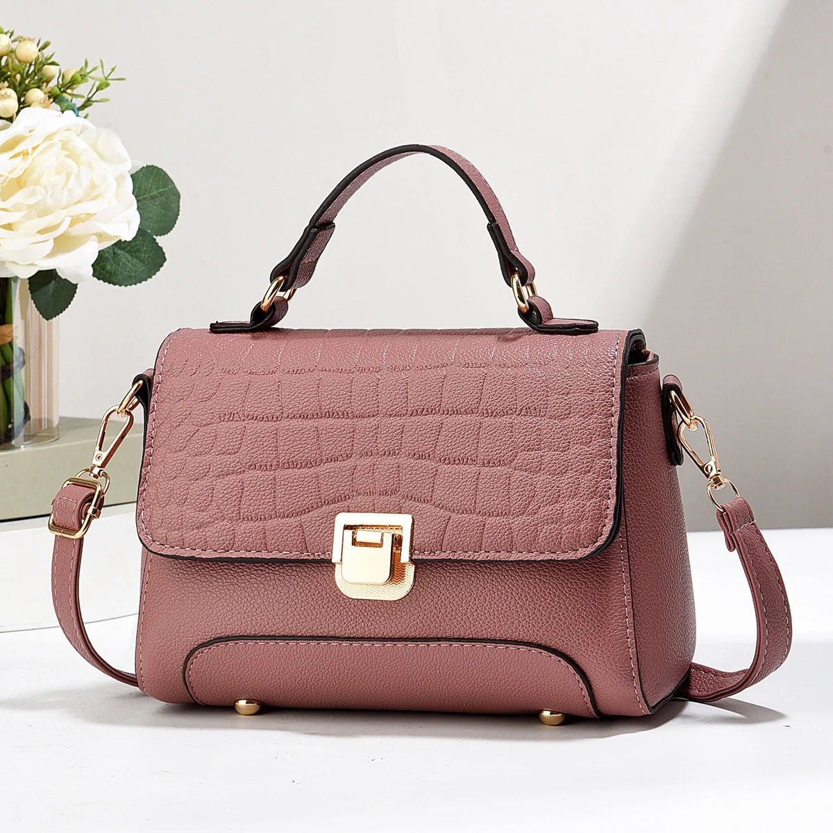 Carry all your essentials in style with this large capacity woman's handbag. Featuring both shoulder bag and crossbody options, this versatile accessory is perfect for everyday use and can accommodate your belongings with ease. -